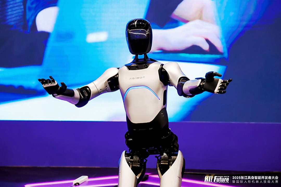 球速远征A2成全球首个同时拥有中美欧认证的人形机器...